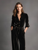 Damen-Jumpsuit aus schwarzem Samt mit Schnürung und eleganten goldenen Knöpfen