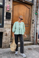 Blusa corta verde a righe con maniche a sbuffo, peplo e fiocco