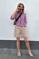 Blusa corta a righe con maniche a sbuffo, peplo e fiocchi