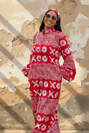 Vestido maxi con cuello alto y estampado de símbolo XO