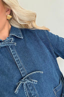 Giacca di jeans blu scuro con cravatta