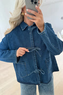 Giacca di jeans blu scuro con cravatta