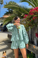Shorts a righe e camicetta
