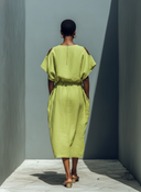 Vestido Midi Verde Lima em Mistura de Linho com Ombros Descobertos