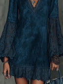 Robe courte en dentelle avec manches évasées en suédine