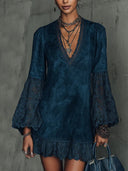 Robe courte en dentelle avec manches évasées en suédine