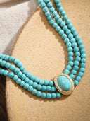 Collana corta con perle finte e perline turchesi