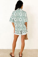 Conjunto casual de vacaciones con camisa de cuello y estampado botánico de verano