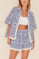Conjunto casual de vacaciones con camisa de cuello y estampado botánico de verano