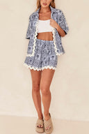 Conjunto casual de vacaciones con camisa de cuello y estampado botánico de verano