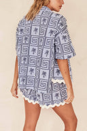 Conjunto casual de vacaciones con camisa de cuello y estampado botánico de verano