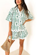 Conjunto casual de vacaciones con camisa de cuello y estampado botánico de verano