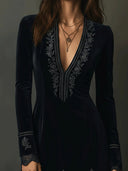 Robe courte rétro en velours noir avec broderie et bordure en dentelle