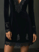 Robe courte rétro en velours noir avec broderie et bordure en dentelle