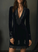 Robe courte rétro en velours noir avec broderie et bordure en dentelle