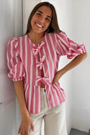 Blusa a righe con maniche a sbuffo, peplo e fiocchi