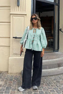 Blusa corta verde a righe con maniche a sbuffo, peplo e fiocco
