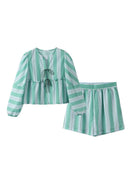 Shorts a righe e camicetta