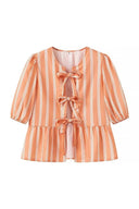 Blusa a righe con maniche a sbuffo, peplo e fiocchi