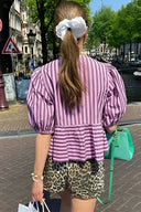 Blusa corta a righe con maniche a sbuffo, peplo e fiocchi