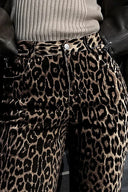 Freizeit-Hose mit Knöpfen, mehreren Taschen und Leopardenmuster