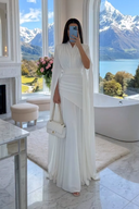 Vestido maxi branco até ao chão, com decote em V, mangas tipo capa e cintura franzida