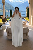 Vestido maxi branco até ao chão, com decote em V, mangas tipo capa e cintura franzida