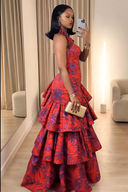 Vestido maxi com corpete halter, acabamento com folhos e franzido em vários níveis