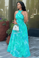 Maxikleid mit Türkis-Wellenmuster und Neckholder