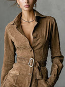 Robe mi-longue en daim à manches longues avec col à revers et boutonnage simple