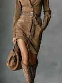 Robe mi-longue en daim à manches longues avec col à revers et boutonnage simple