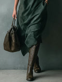 Robe midi verte en daim souple à manches longues avec col à revers