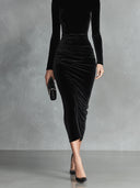 Robe moulante élégante en velours noir à col montant