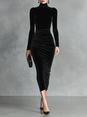 Robe moulante élégante en velours noir à col montant
