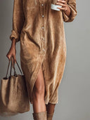 Robe midi ample en velours côtelé avec double poche poitrine et boutonnage simple