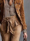 Veste courte marron en daim à revers et boutonnage simple