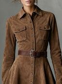 Robe mini ludique en daim à manches longues avec col à revers et fermeture simple