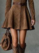 Robe mini ludique en daim à manches longues avec col à revers et fermeture simple