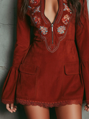 Robe mini vintage en suédine rouge rouille avec manches cloche brodées et dentelle