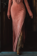 Abito lungo rosa in finta pelle scamosciata con ricamo e nappine in stile western vintage