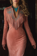 Abito lungo rosa in finta pelle scamosciata con ricamo e nappine in stile western vintage