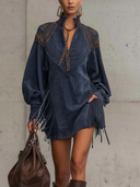 Mini-robe en suédine synthétique indigo avec broderie et pompons