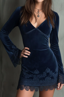 Rochie mini bleumarin cu decolteu în V, mâneci clopot brodate, catifea și dantelă la margine