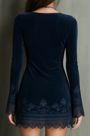 Rochie mini bleumarin cu decolteu în V, mâneci clopot brodate, catifea și dantelă la margine