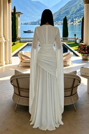 Vestido maxi branco até ao chão, com decote em V, mangas tipo capa e cintura franzida