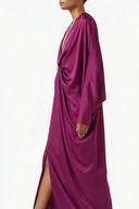 Vestido maxi magenta de cetim com decote em cetim