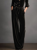 Damen-Jumpsuit aus schwarzem Samt mit Schnürung und eleganten goldenen Knöpfen