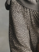 Elegantní a univerzální šedá áčková sukně s leopardím vzorem