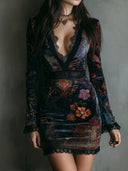 Vestido mini bodycon de terciopelo con estampado floral bohemio, escote en V y ribete de encaje