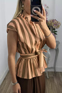 Vintagebluse med kontraststriber, flæser og peplum